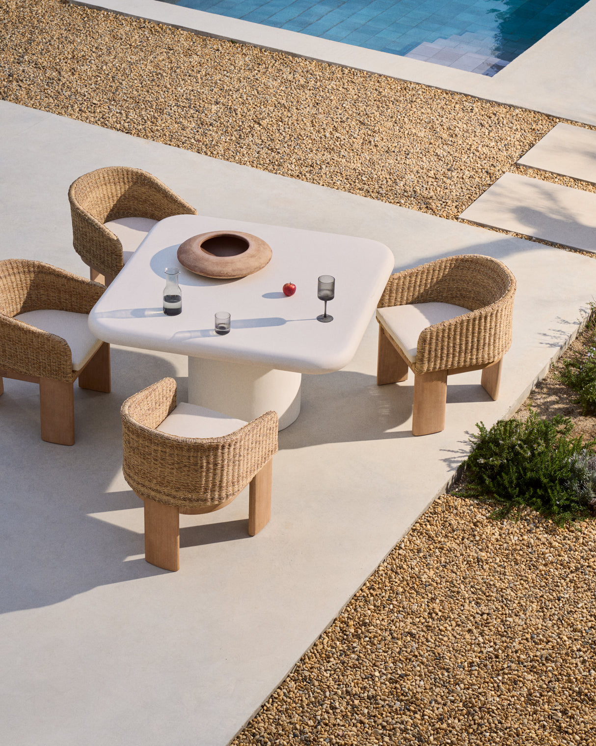 Tisch Addaia aus weißem Zement 135 x 135 cm - ZEN ZONE Furniture