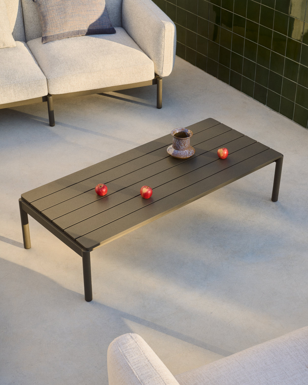 Couchtisch Sorells aus grünem Aluminium 63 x 144,6 cm - ZEN ZONE Furniture