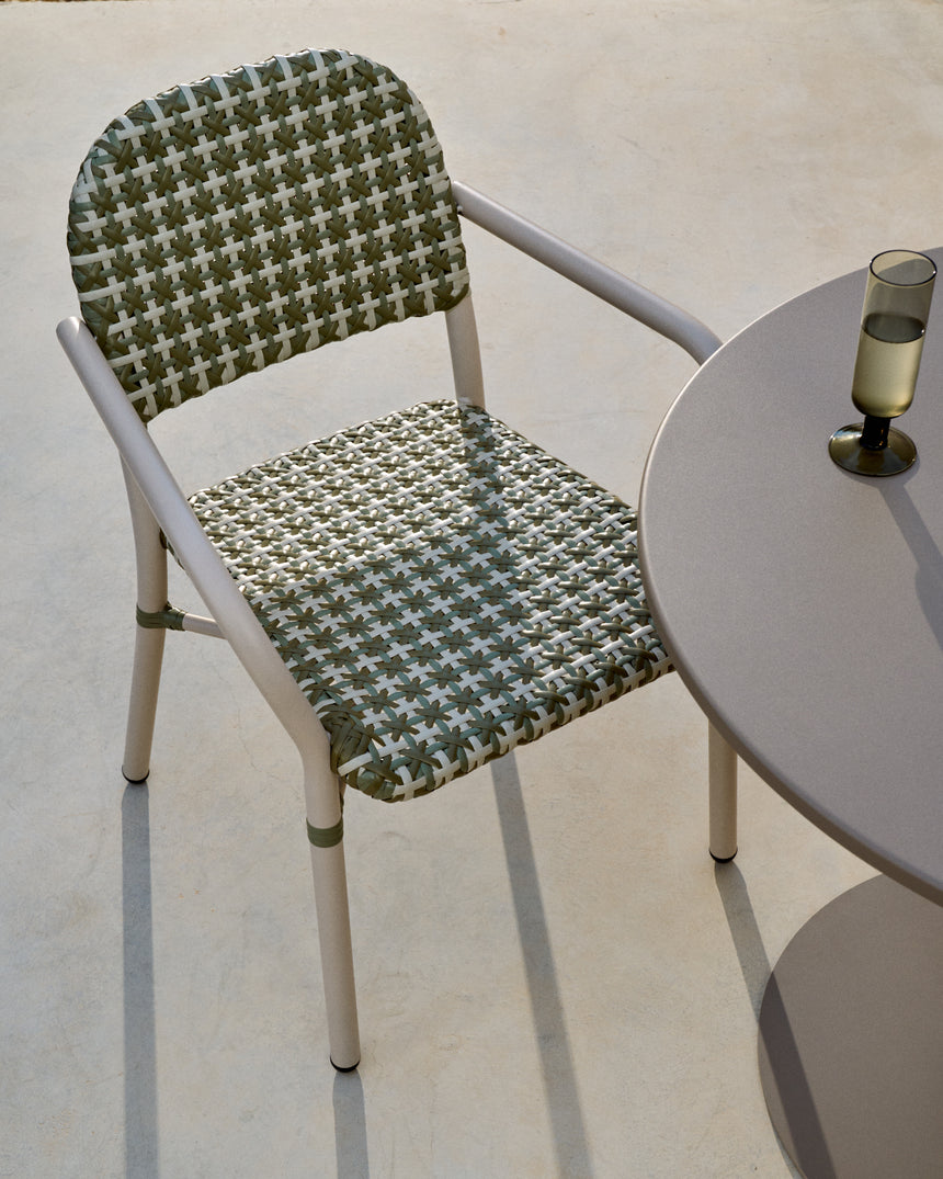 Stapelbarer Stuhl Tuccia aus Aluminium sowie Kunstrattan in Beige und Grün - ZEN ZONE Furniture