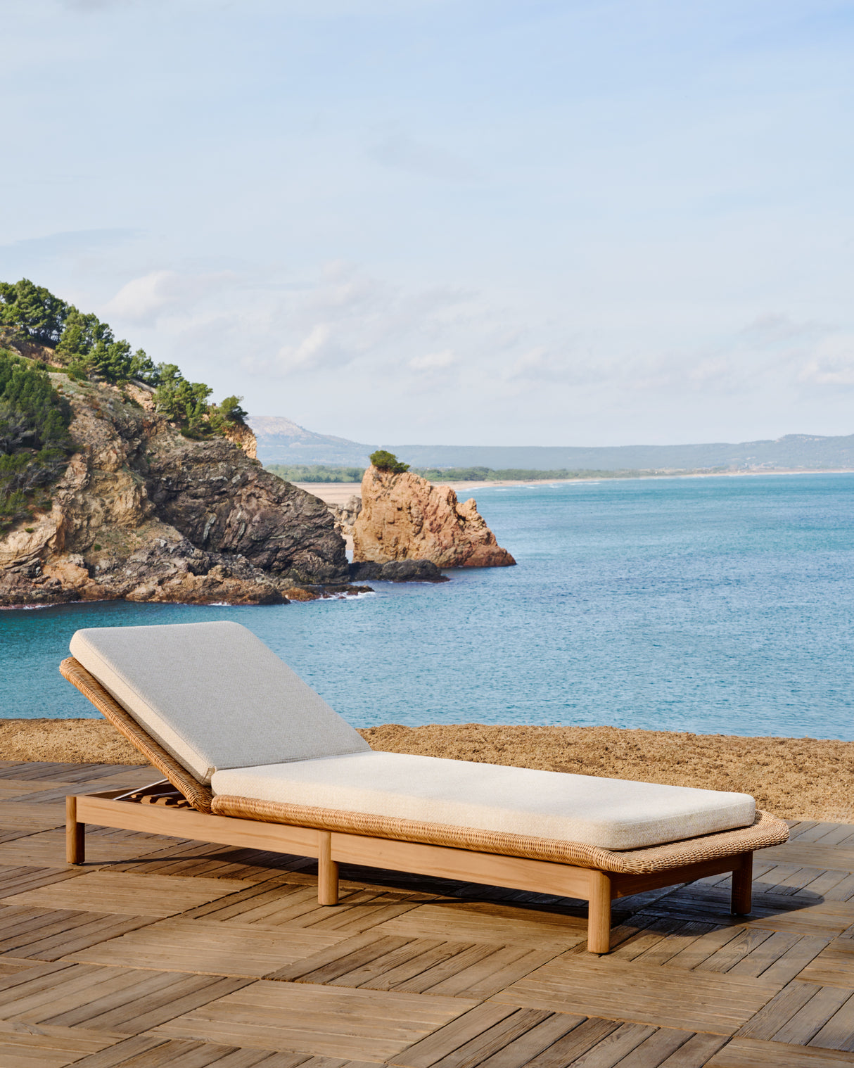 Sonnenliege Galea aus massivem Teakholz und synthetischem Rattan FSC 100% - ZEN ZONE Furniture