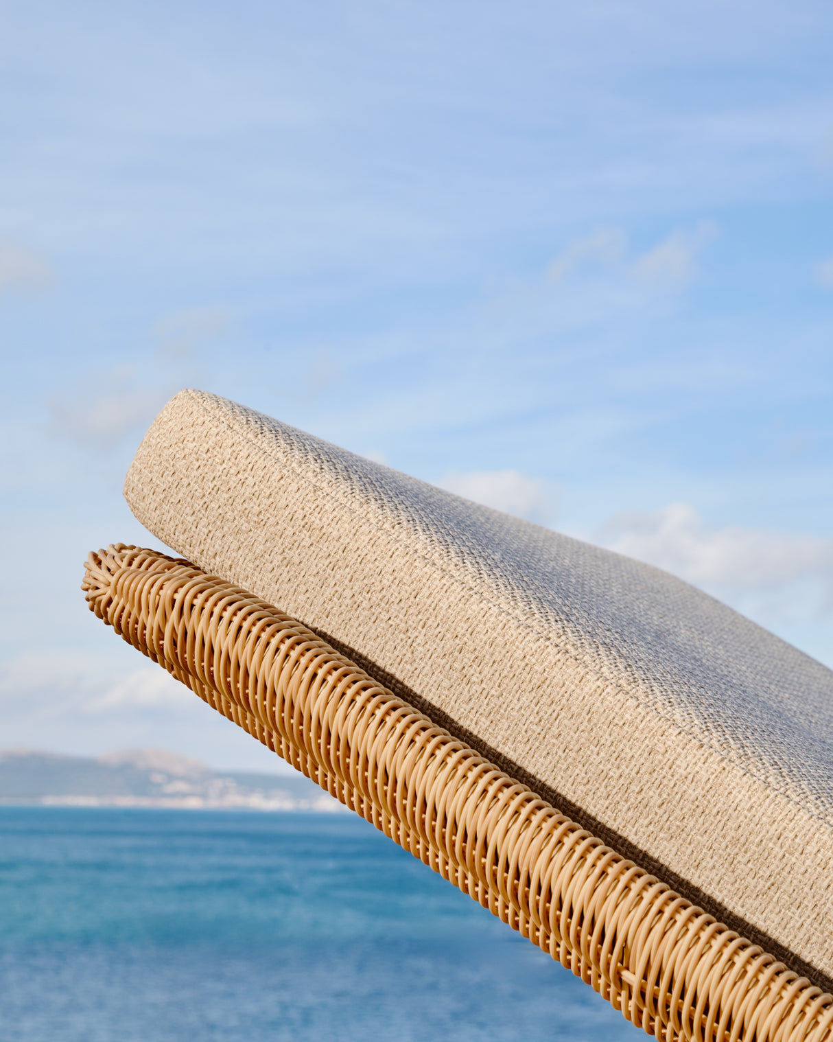 Sonnenliege Galea aus massivem Teakholz und synthetischem Rattan FSC 100% - ZEN ZONE Furniture