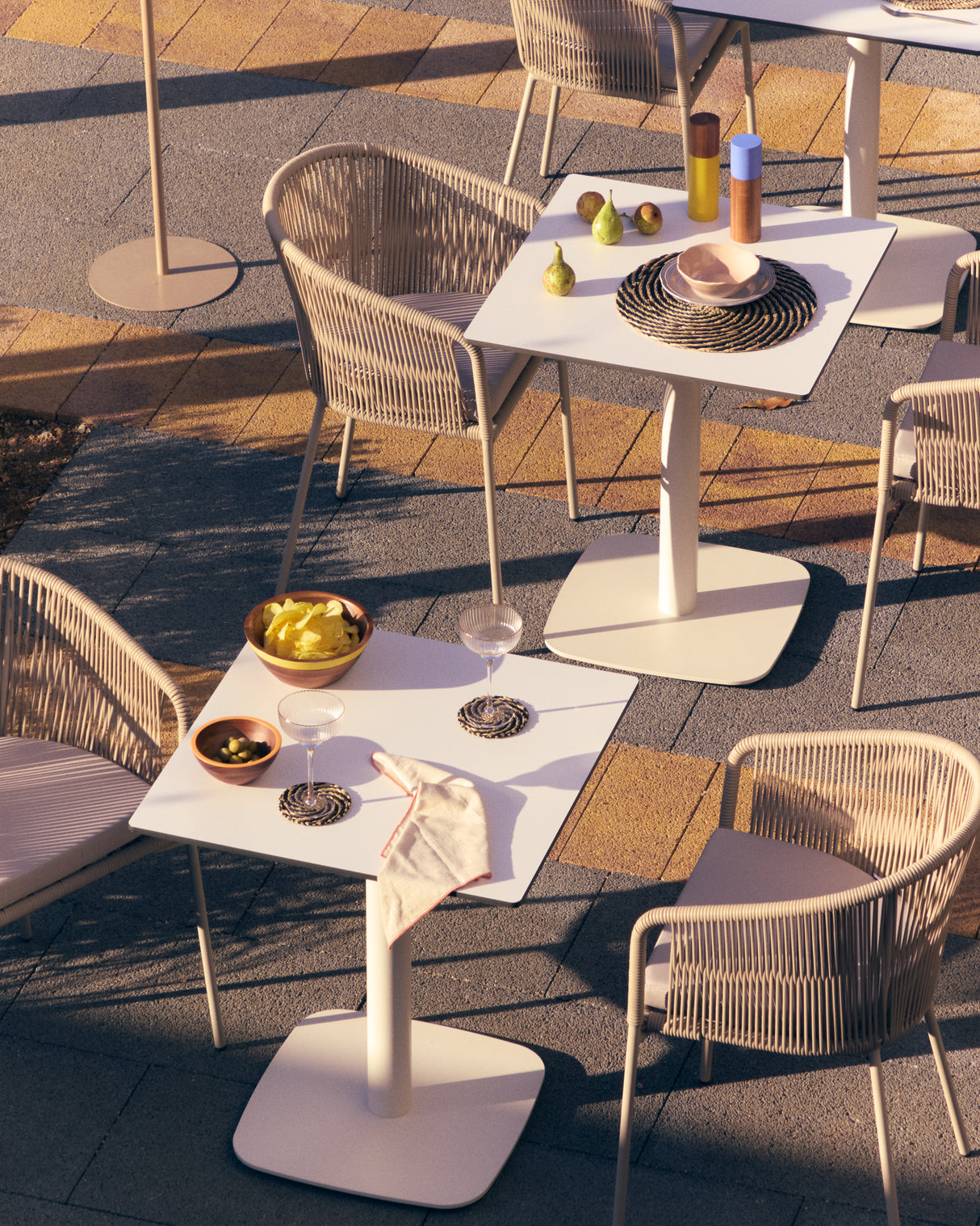 Dina Outdoor-Tisch weiß mit weiß lackiertem Metallbein 68 x 68 x 70 cm - ZEN ZONE Furniture