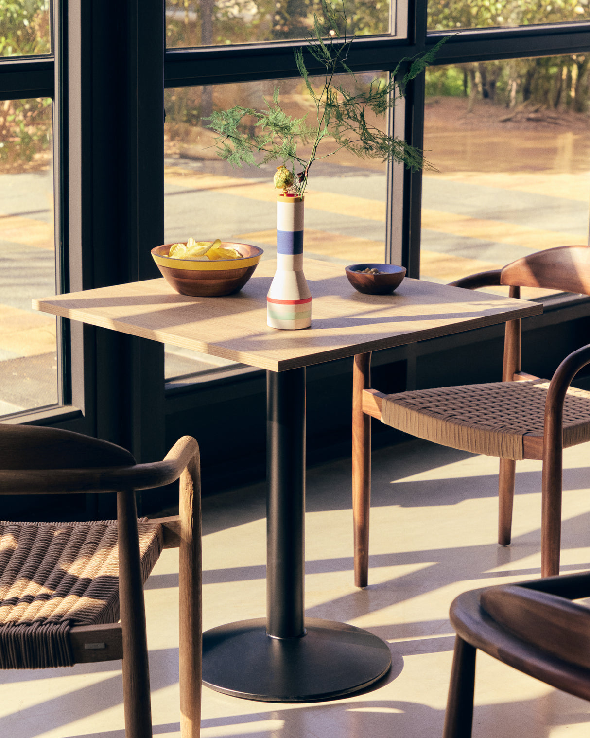 Esilda Tisch Melamin naturfarben mit Metallbein schwarz lackiert 70x70x70 cm - ZEN ZONE Furniture