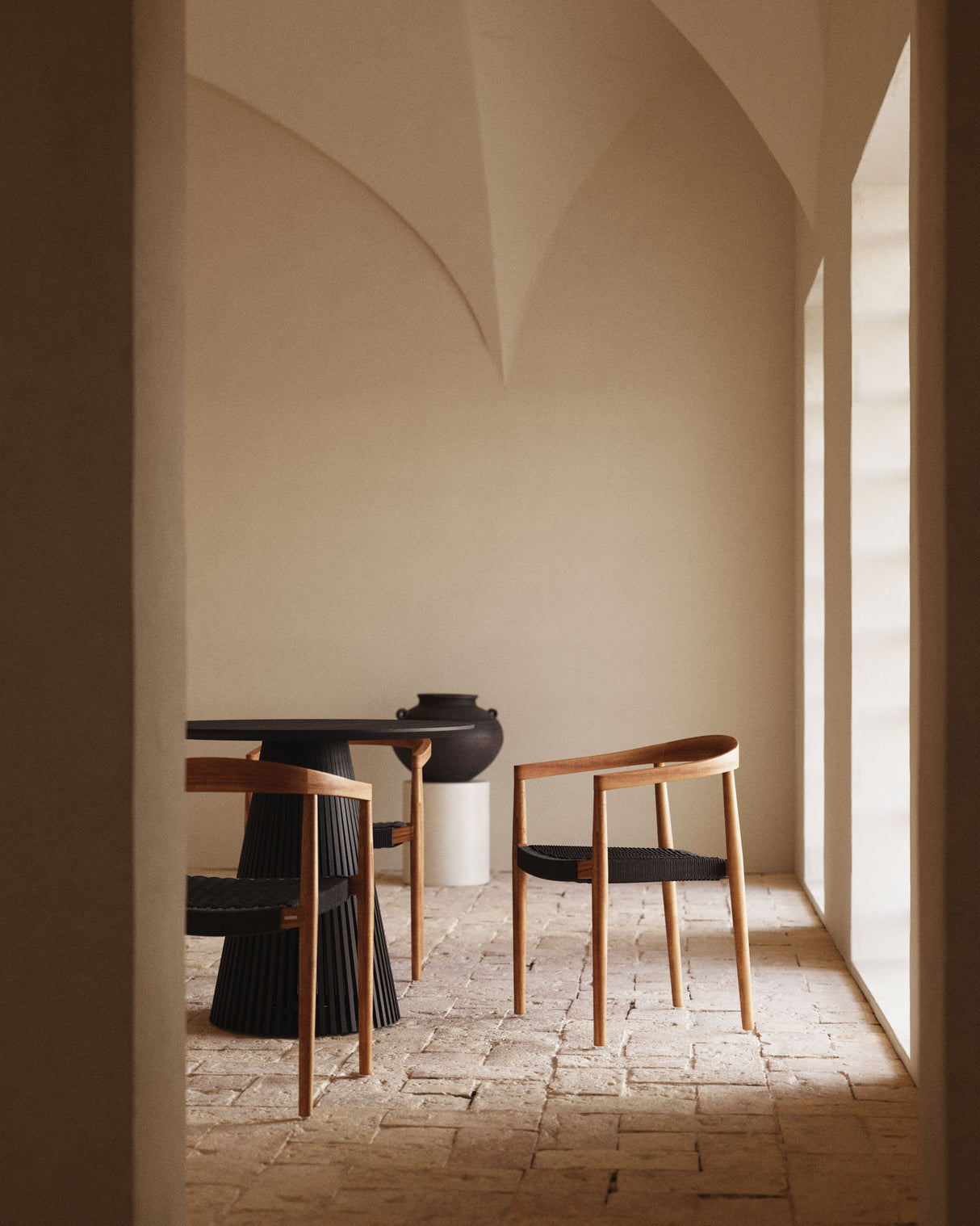 Ydalia stapelbarer Outdoor-Stuhl aus massivem Teakholz natürliches Finish schwarzes Seil - ZEN ZONE Furniture