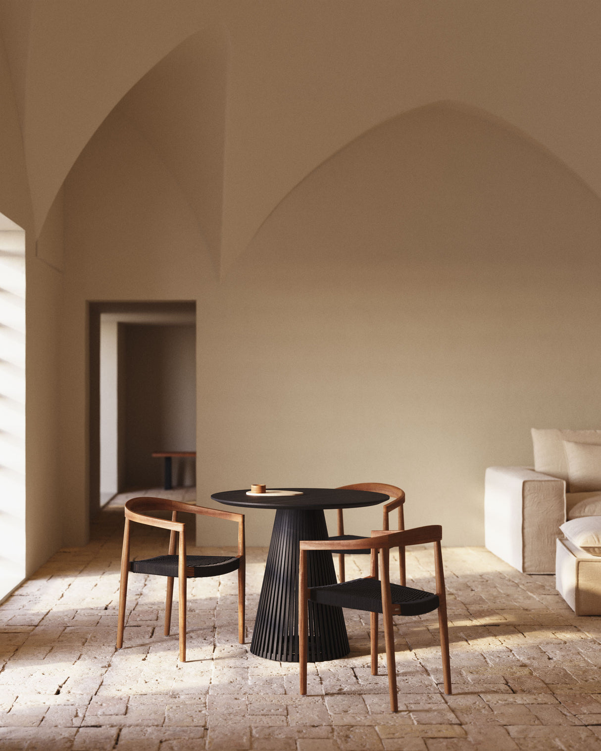 Jeanette runder Tisch aus massivem Mindiholz schwarz Ø 90 cm - ZEN ZONE Furniture