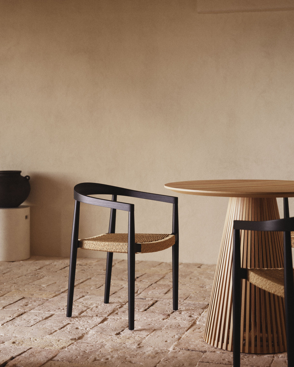 Ydalia stapelbarer Outdoor-Stuhl massives Teakholz schwarz Seil aus synthetischem Rattan - ZEN ZONE Furniture