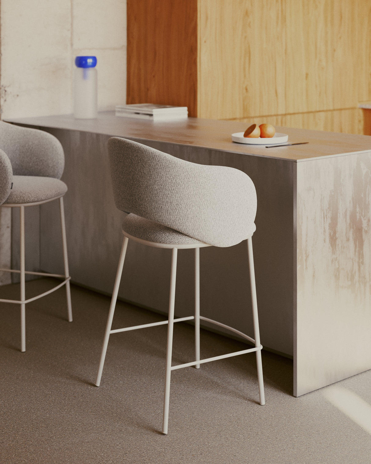 Hocker Maina aus grober beiger Chenille Stahlbeine mit beigem FinishFSC Mix Credit 65 cm - ZEN ZONE Furniture