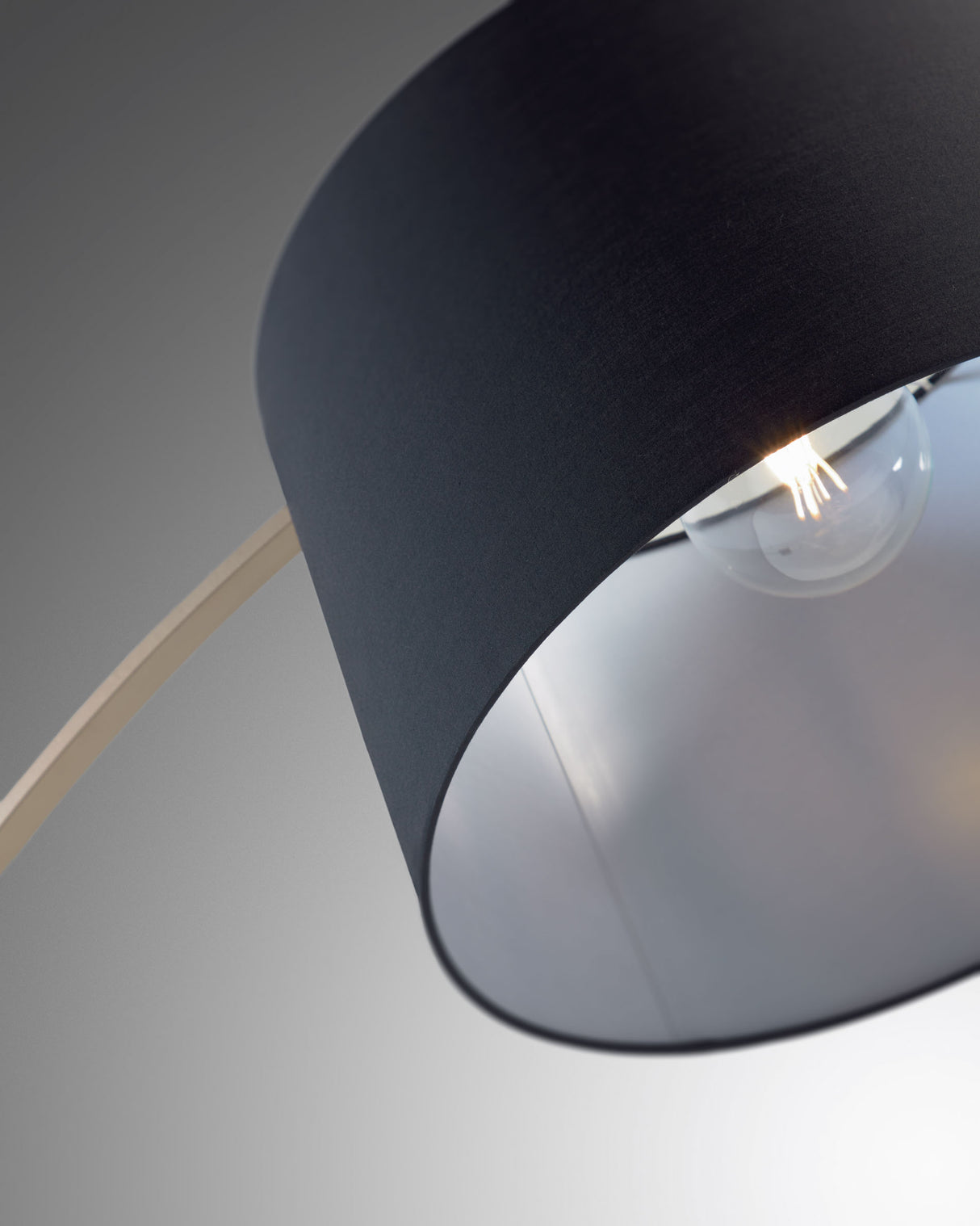 Stehlampe Juhe aus goldenem Metall und schwarzem Marmor - ZEN ZONE Furniture