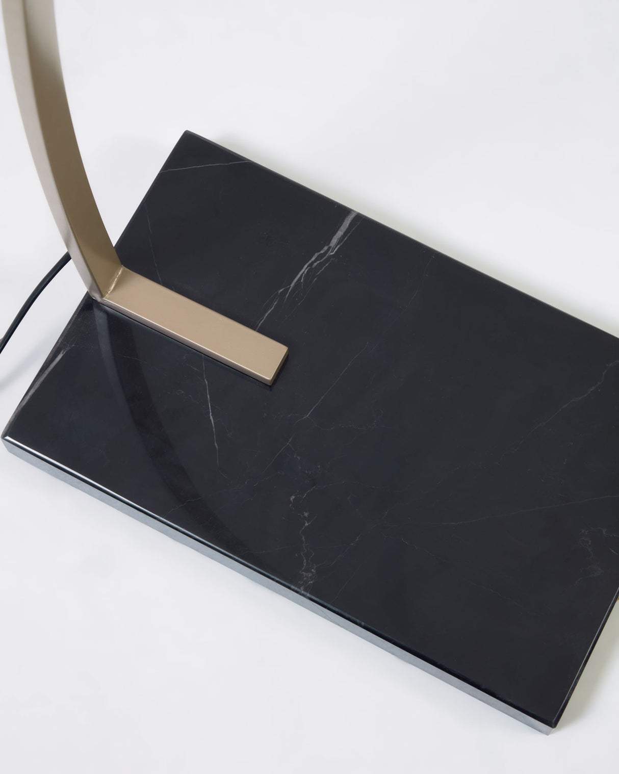 Stehlampe Juhe aus goldenem Metall und schwarzem Marmor - ZEN ZONE Furniture