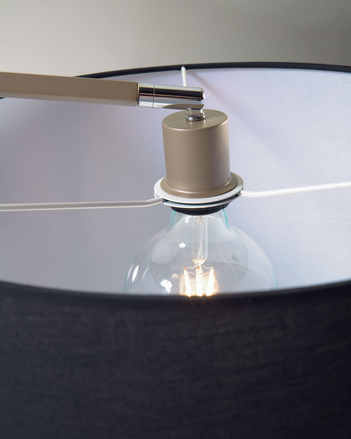 Stehlampe Juhe aus goldenem Metall und schwarzem Marmor - ZEN ZONE Furniture