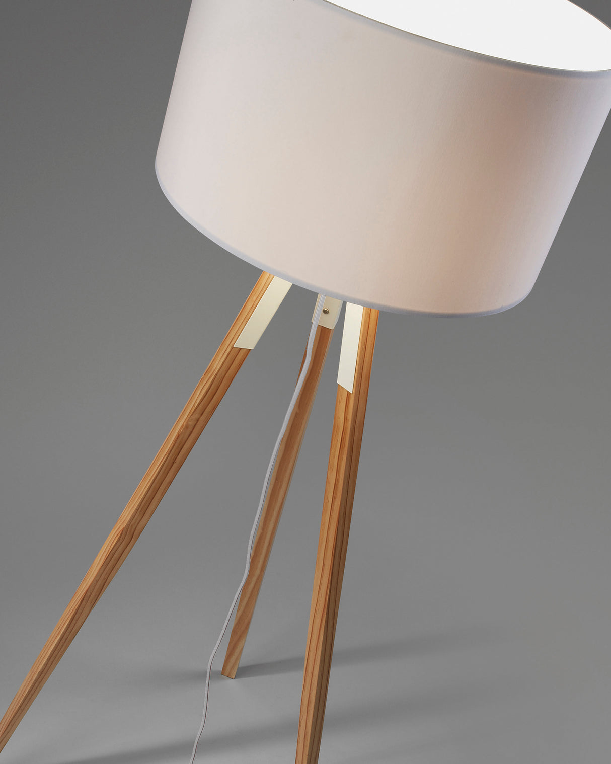 Iguazu Stehlampe, Holz, weiss - ZEN ZONE Furniture
