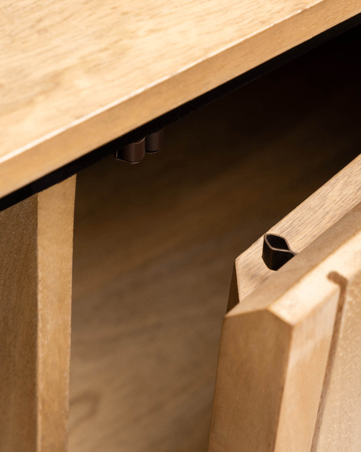 Licia Sideboard mit 4 Türen aus massivem Mangoholz und Metall in Schwarz 170 x 80 cm - ZEN ZONE Furniture