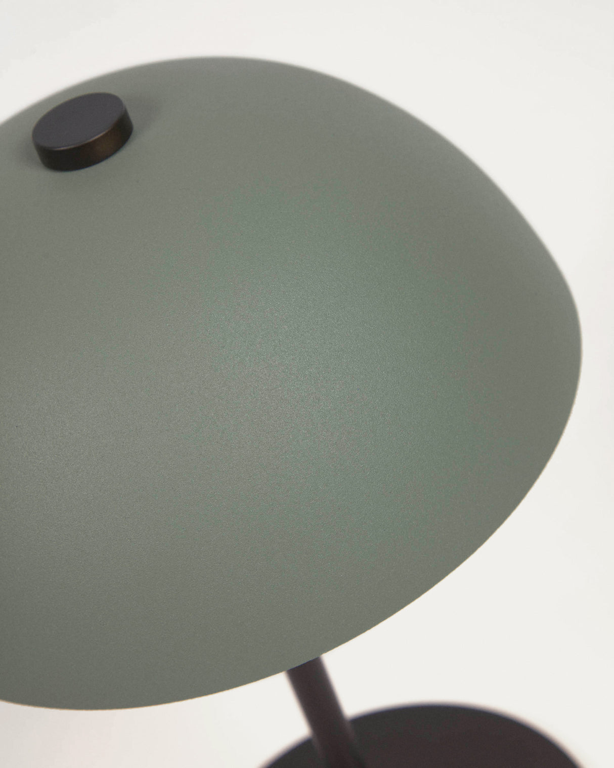 Aleyla Tischlampe aus Metall mit grüner Oberfläche - ZEN ZONE Furniture