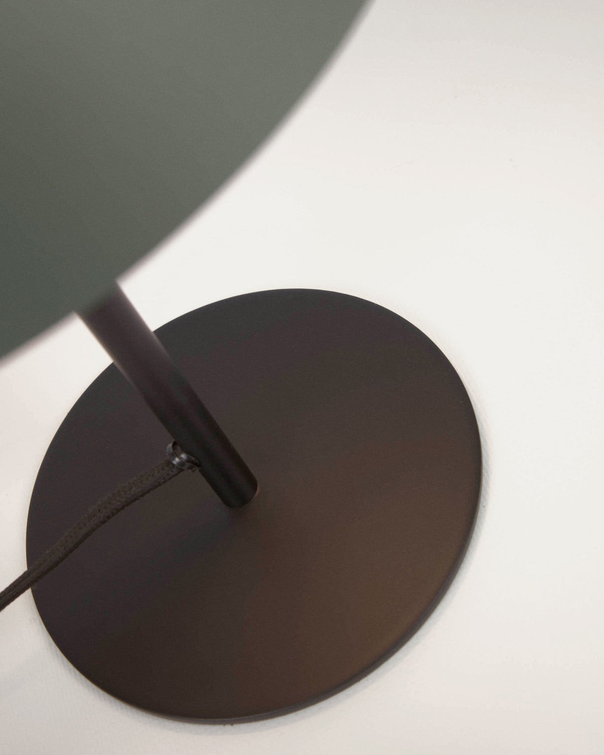 Aleyla Tischlampe aus Metall mit grüner Oberfläche - ZEN ZONE Furniture