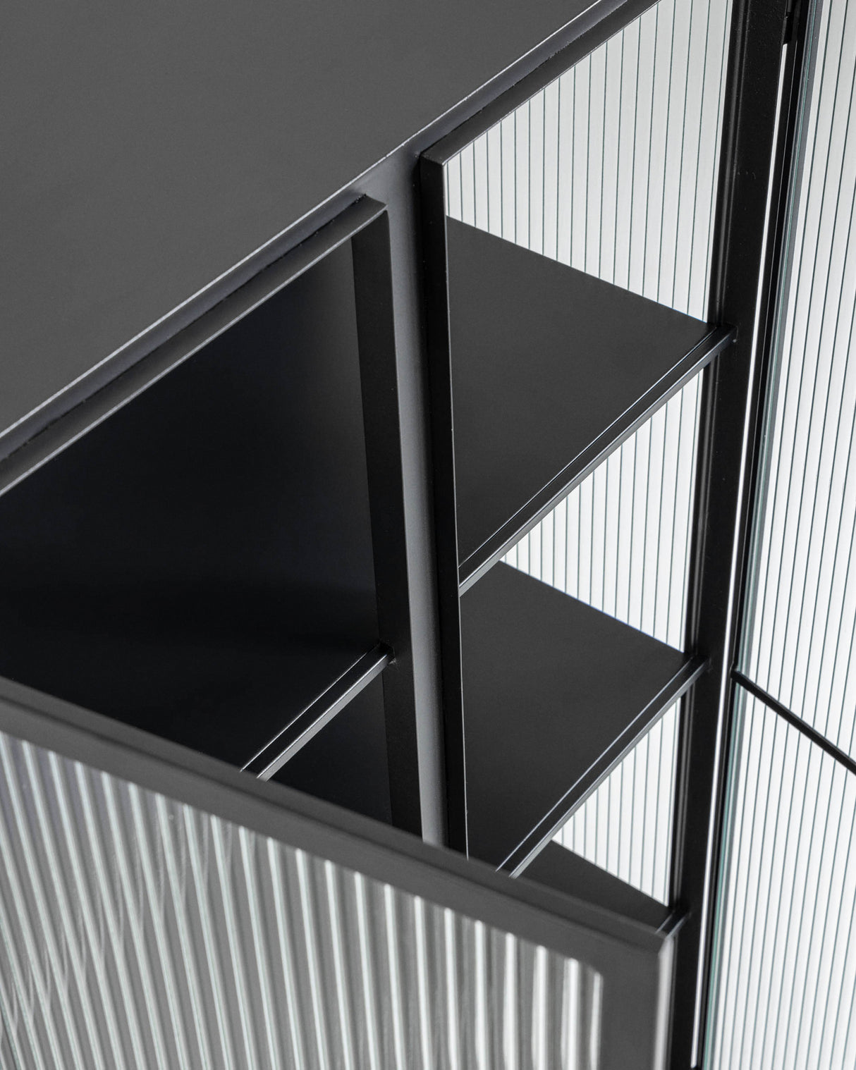 Trixie Vitrine aus Stahl mit schwarzem Finish 70 x 143 cm - ZEN ZONE Furniture