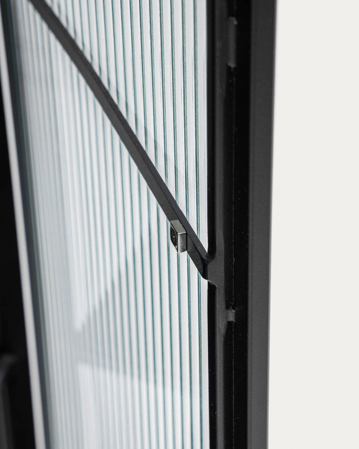 Trixie Vitrine aus Stahl mit schwarzem Finish 70 x 143 cm - ZEN ZONE Furniture