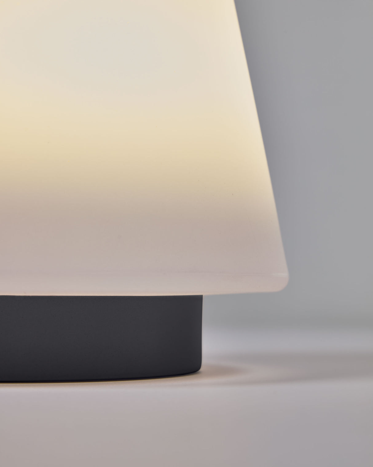 Tischlampe Udiya aus Polyethylen und Metall mit schwarzem Finish - ZEN ZONE Furniture