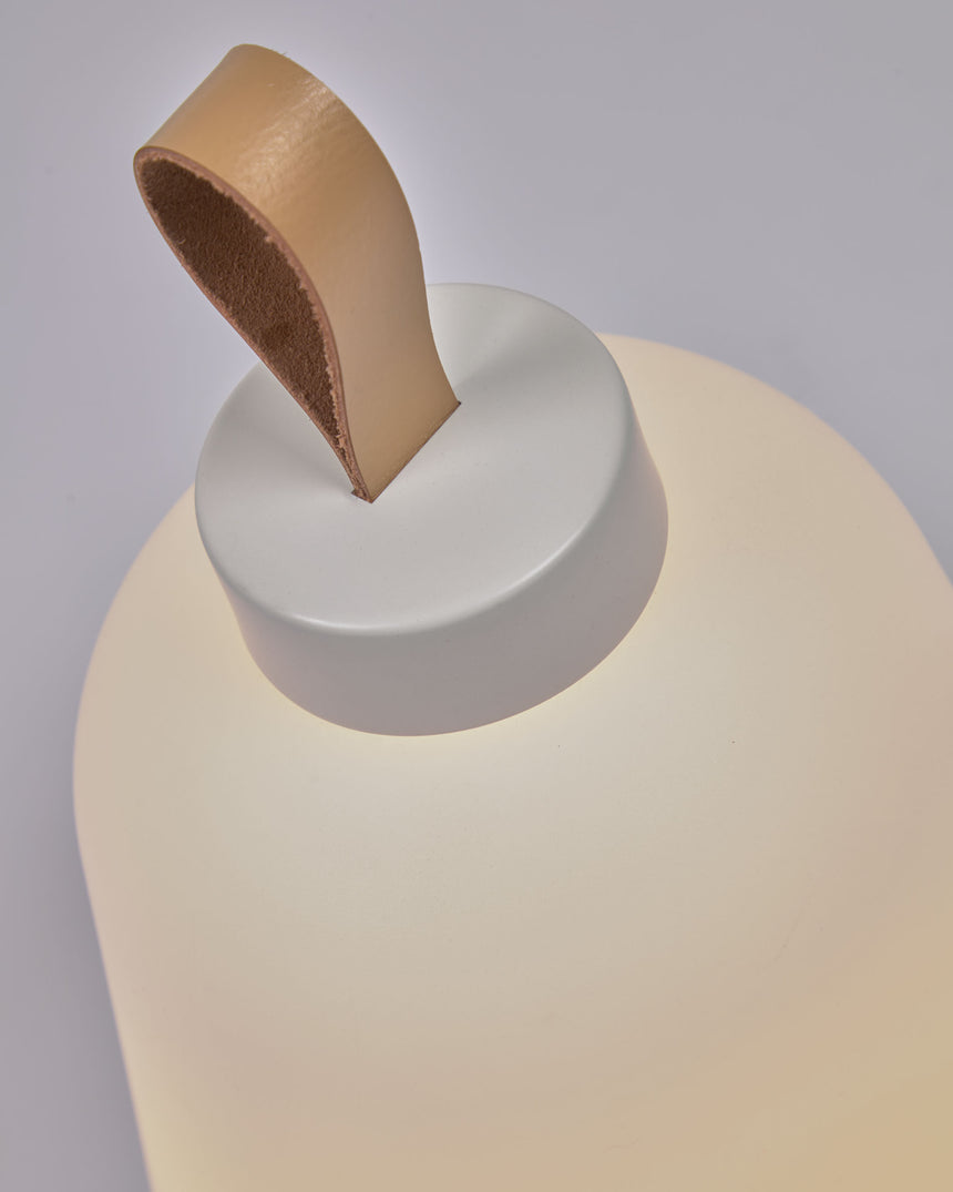 Udiya Tischlampe aus Polyethylen und Metall mit weißem Finish - ZEN ZONE Furniture