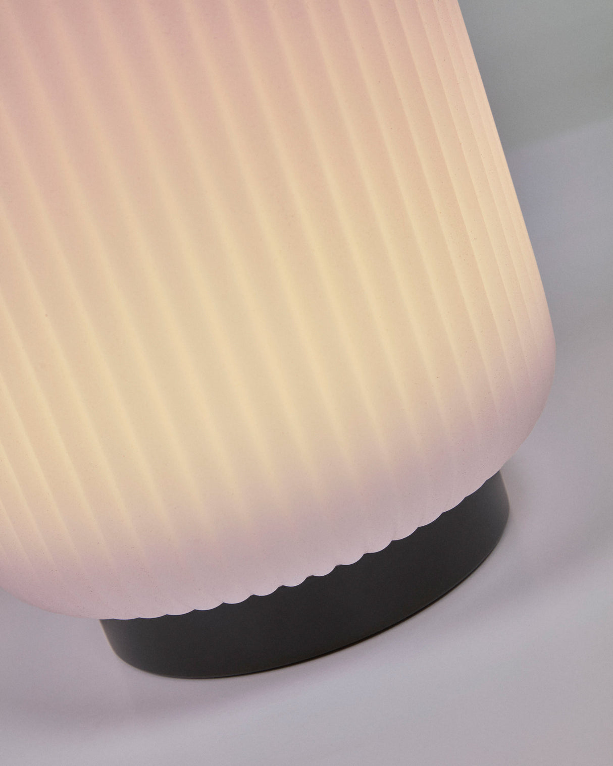 Verona Tischlampe aus Polyethylen und Metall mit schwarzem Finish - ZEN ZONE Furniture