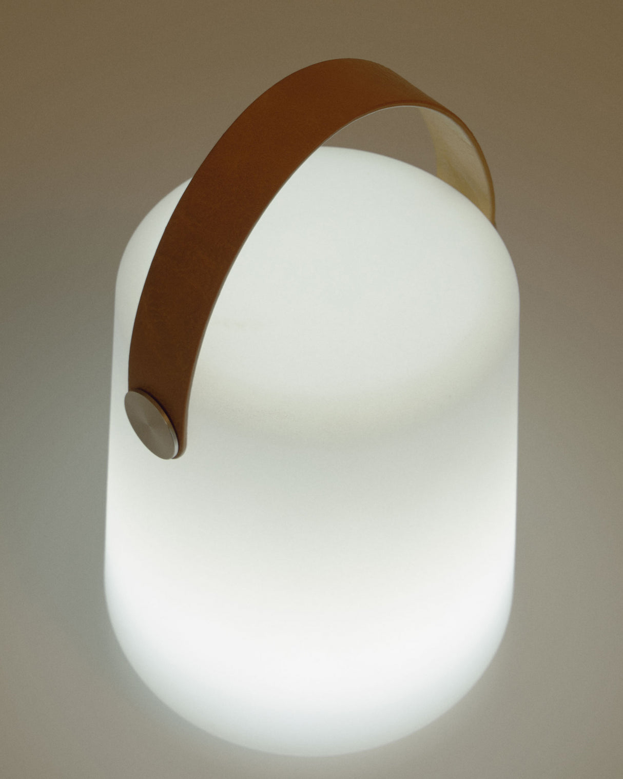 Dialma Tischlampe mit braunem Griff - ZEN ZONE Furniture