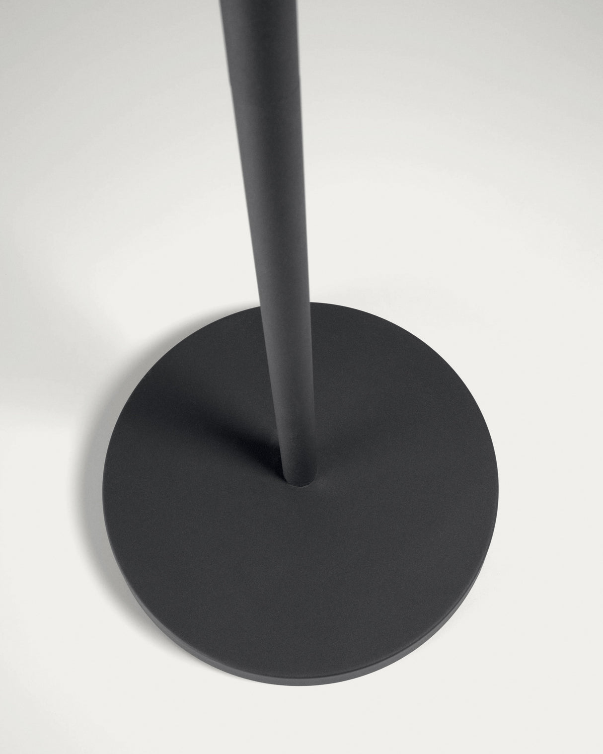 Dinesh Stehlampe aus schwarzem Stahl - ZEN ZONE Furniture