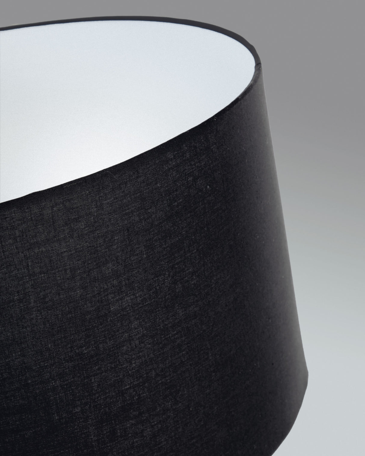 Ikia Stehlampe aus Metall schwarz - ZEN ZONE Furniture