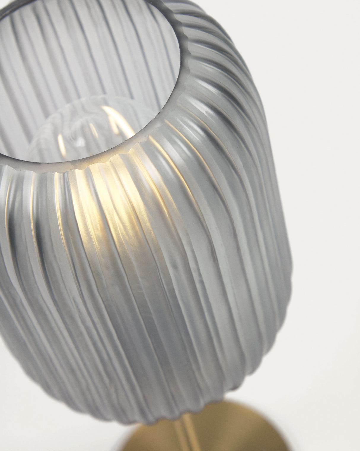 Hestia Tischlampe aus Metall mit Messing-Finish und grauem Glas - ZEN ZONE Furniture