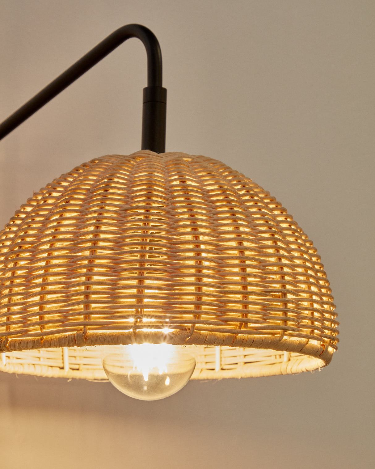 Damila Wandleuchte aus schwarzem Metall und Rattan - ZEN ZONE Furniture