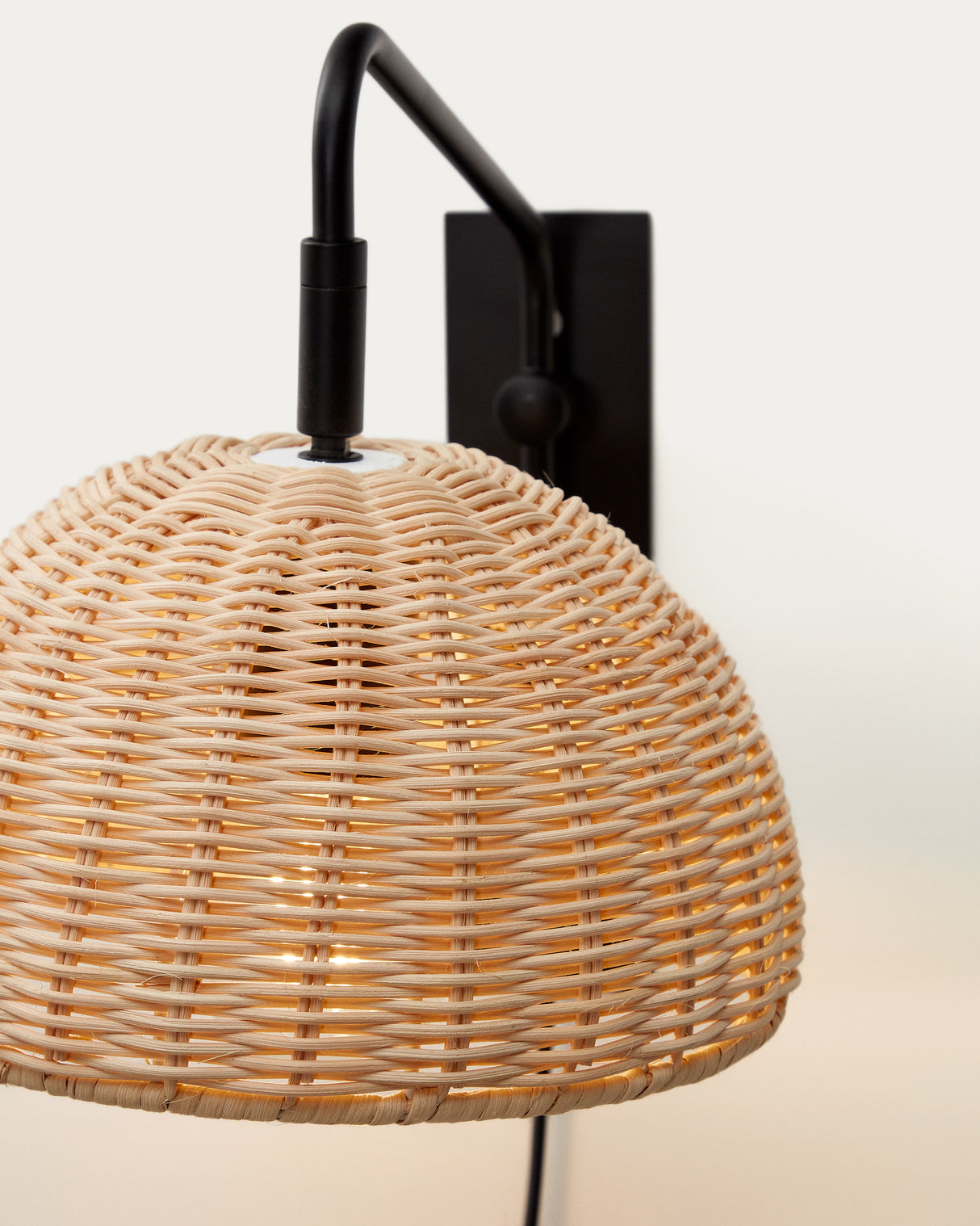 Damila Wandleuchte aus schwarzem Metall und Rattan - ZEN ZONE Furniture