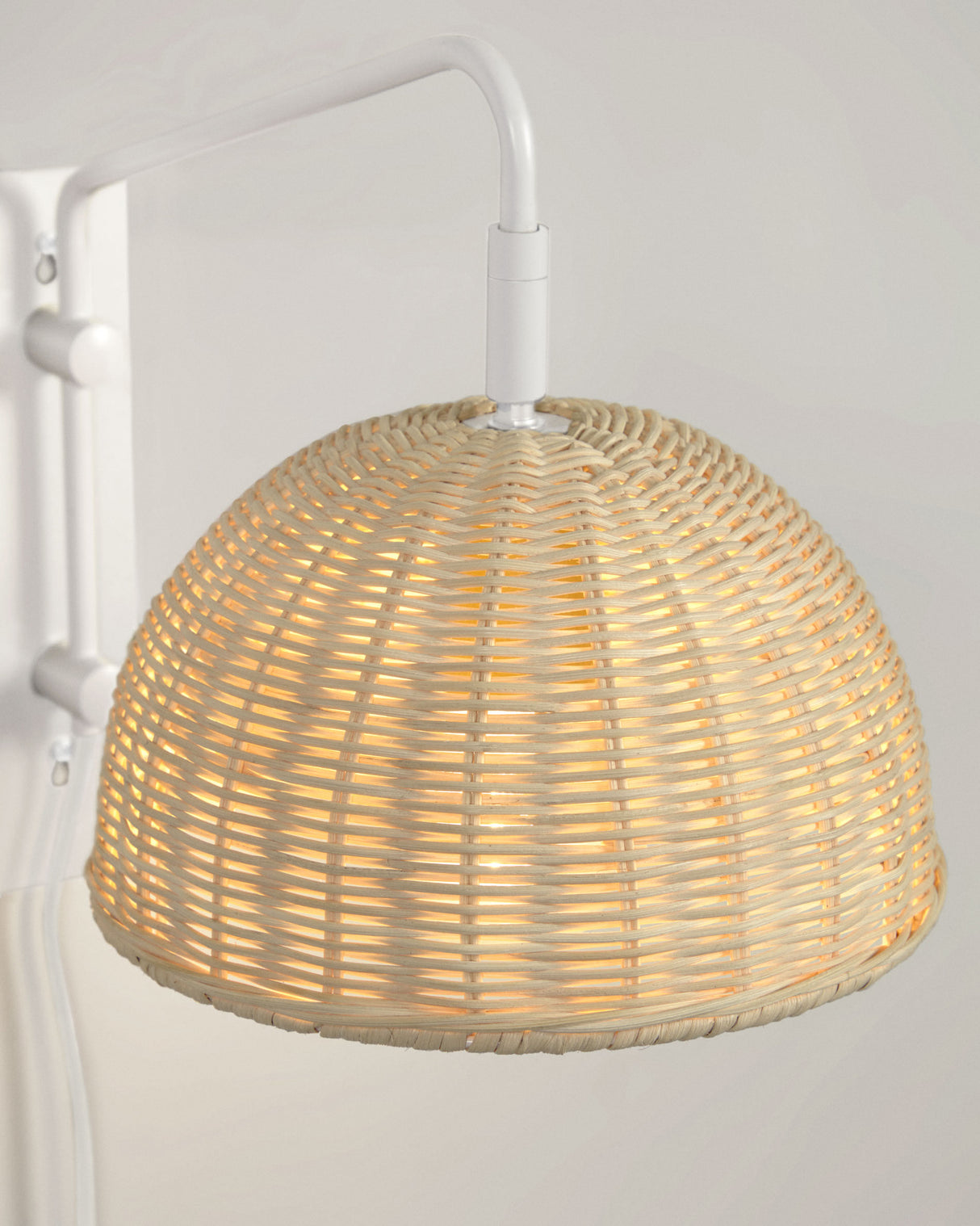 Damila Wandlampe aus Metall weiß und Rattan mit natürlichem Finish - ZEN ZONE Furniture