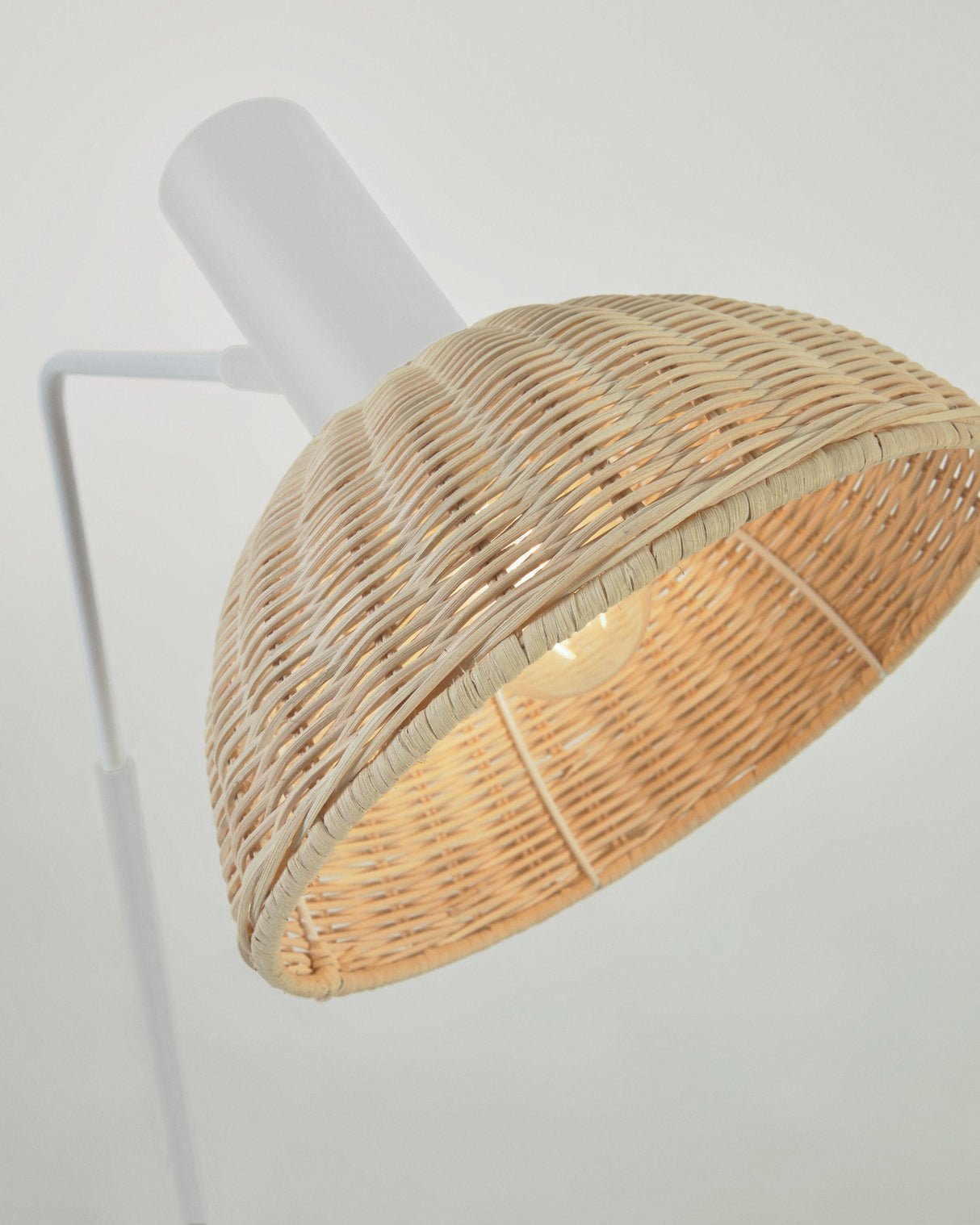 Damila Stehlampe aus Metall weiß und Rattan mit natürlichem Finish - ZEN ZONE Furniture