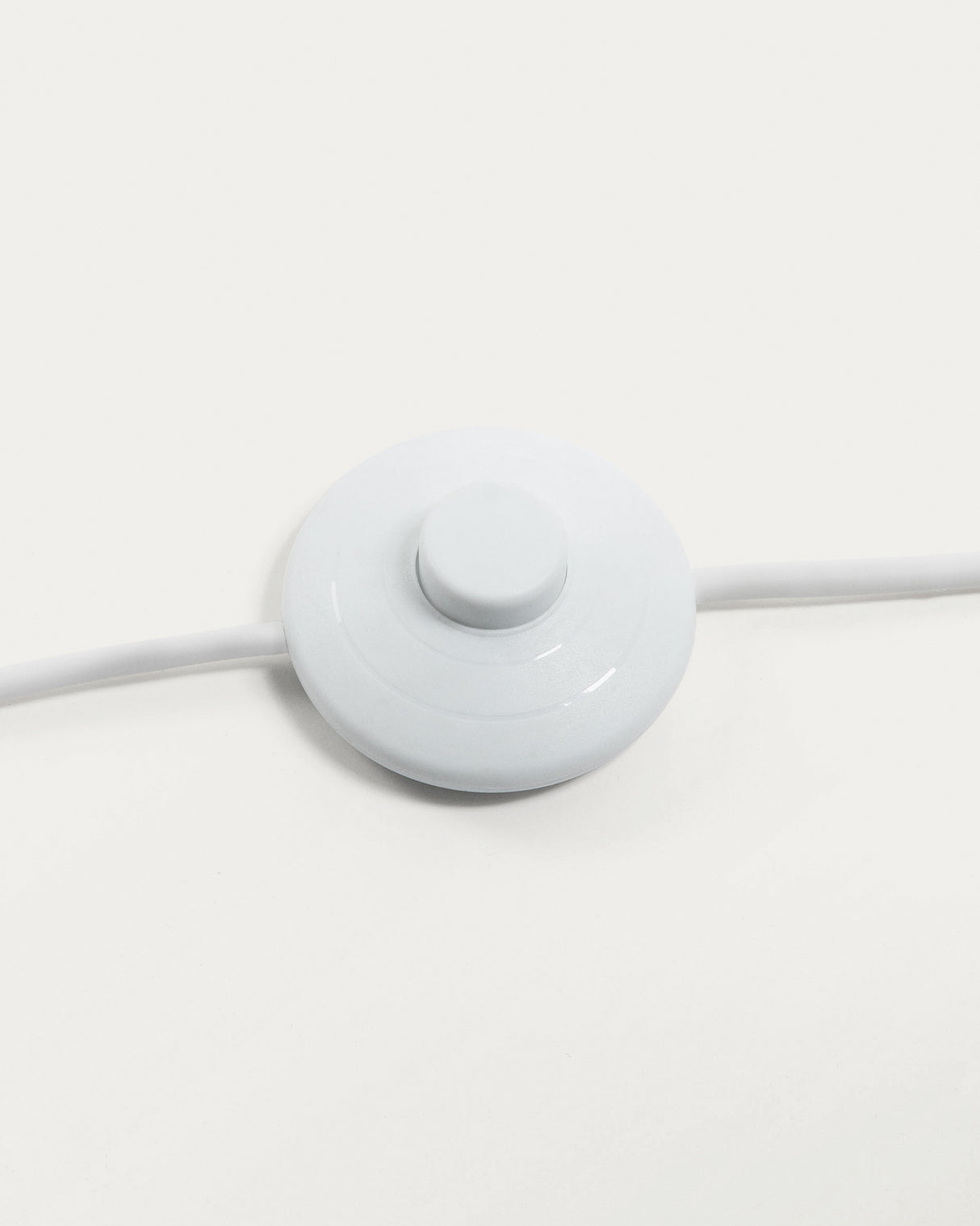 Damila Stehlampe aus Metall weiß und Rattan mit natürlichem Finish - ZEN ZONE Furniture