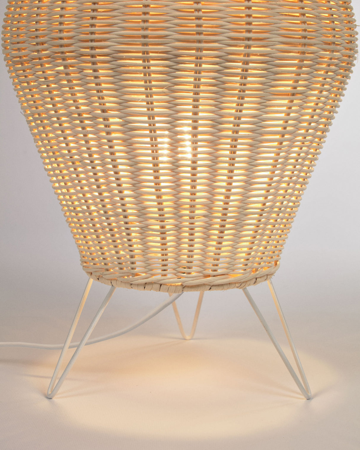 Kamaria mittelgroße Tischlampe aus Rattan mit natürlichem Finish - ZEN ZONE Furniture