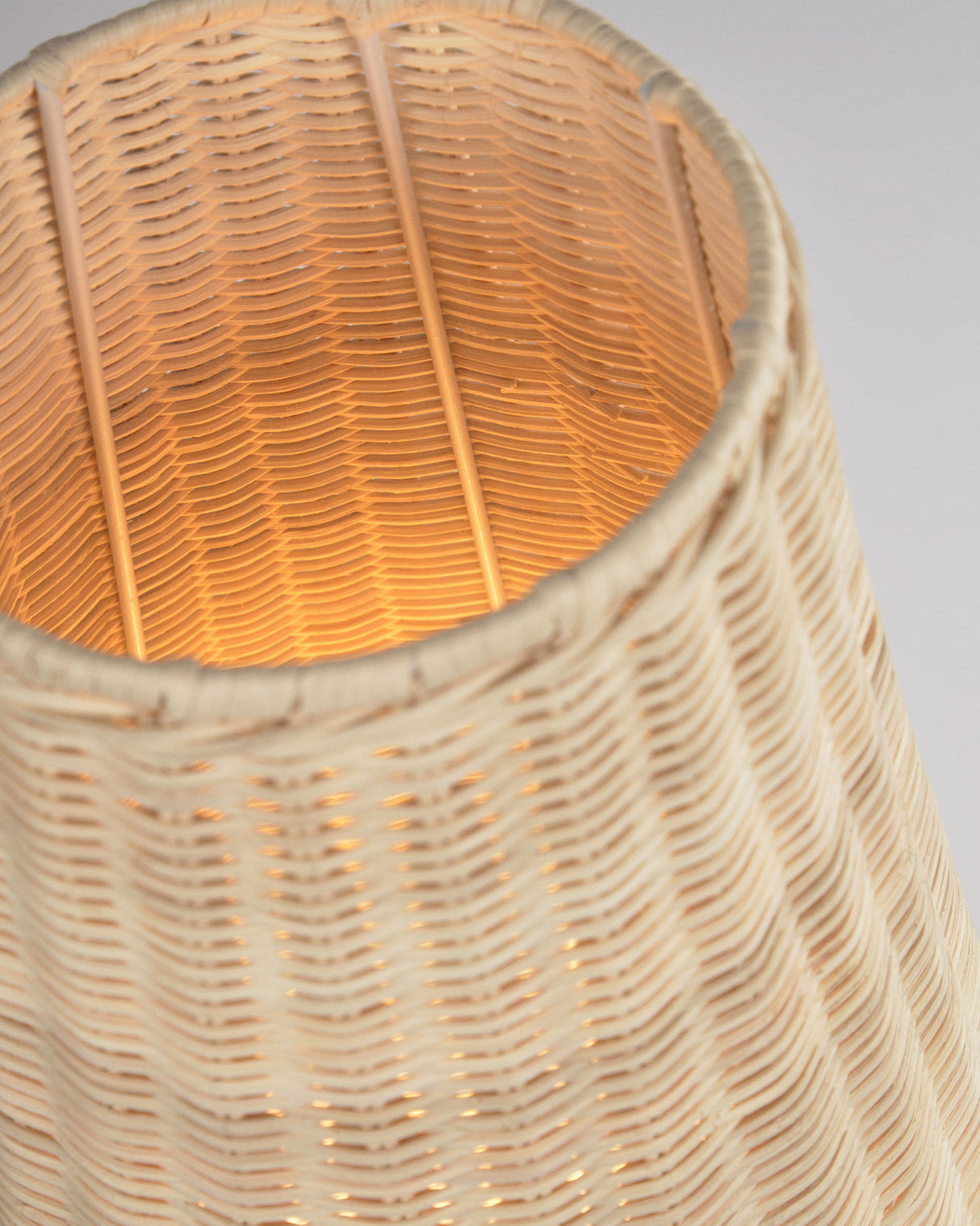 Kamaria mittelgroße Tischlampe aus Rattan mit natürlichem Finish - ZEN ZONE Furniture