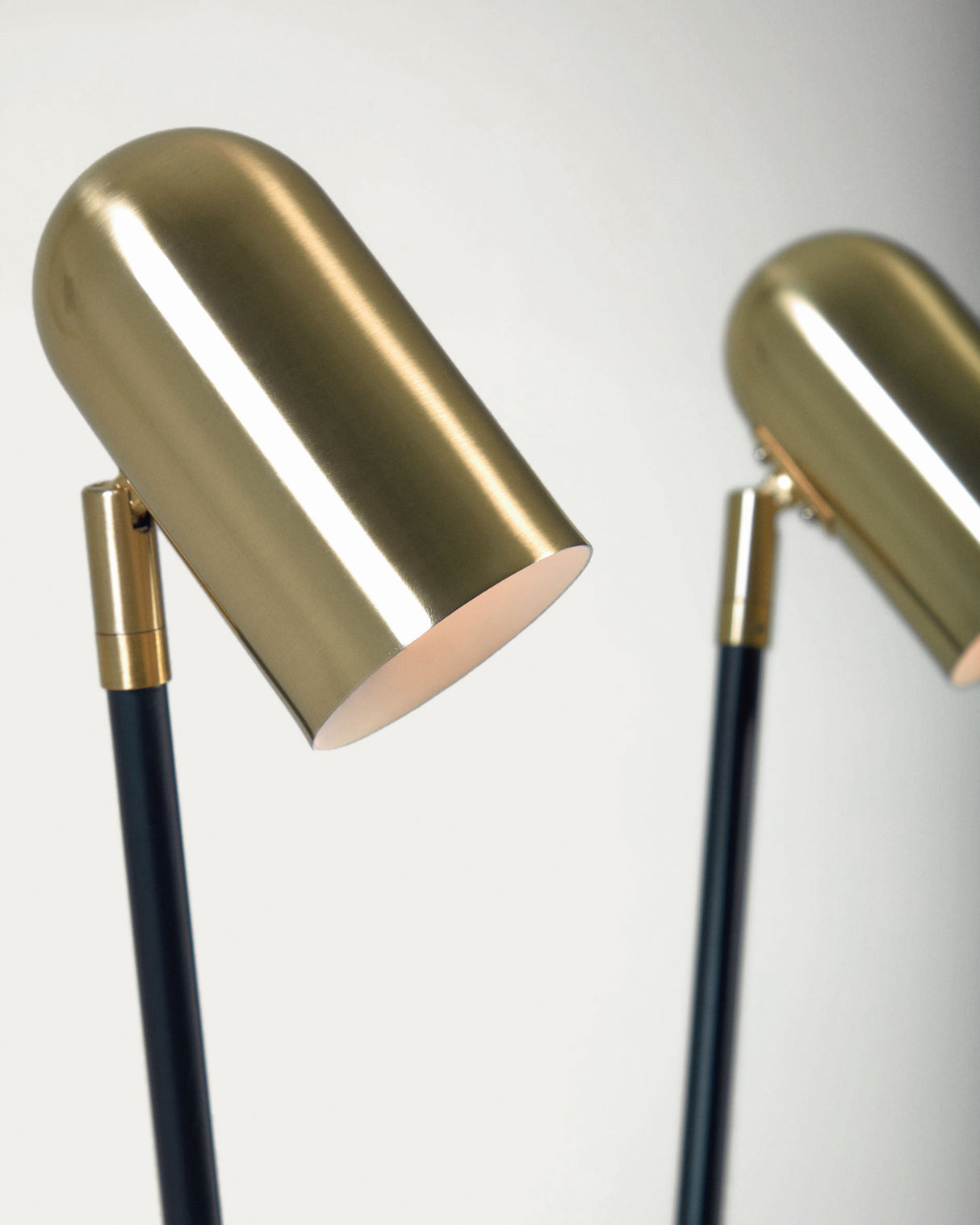 Clemence Stehlampe aus schwarzem Metall und goldfarbenen Lampenschirmen - ZEN ZONE Furniture