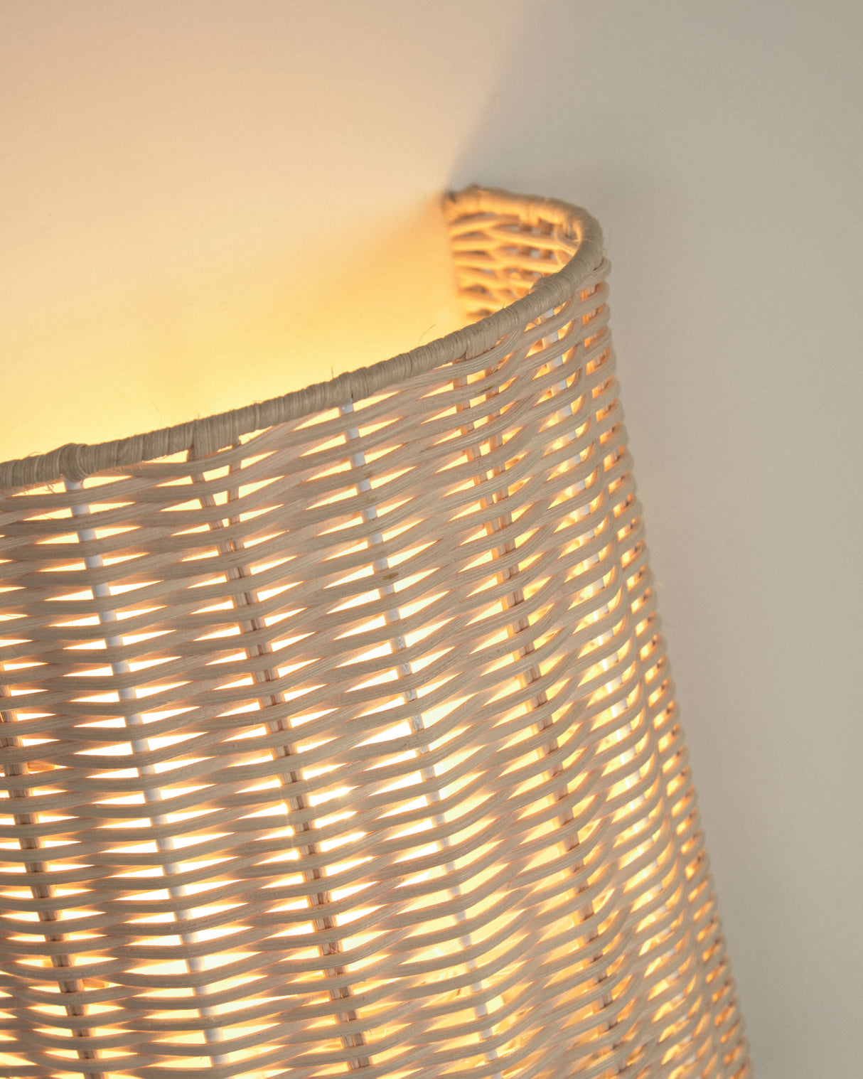 Kimjit Wandleuchte aus Rattan mit natürlichem Finish - ZEN ZONE Furniture