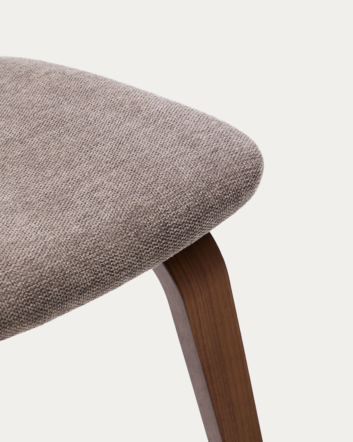 Stuhl Gena beige Chenille-Sitzfläche mit Nussbaumfurnier und Kautschukholzrahmen - ZEN ZONE Furniture