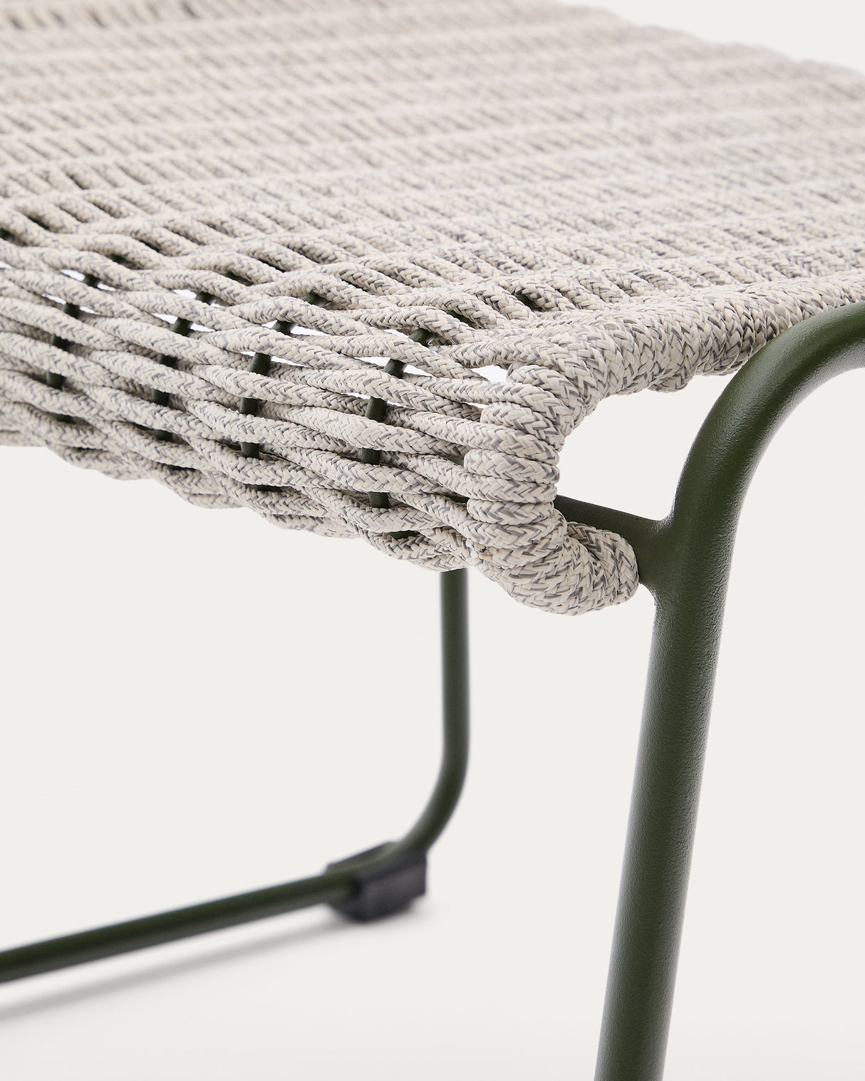Fußablage Maurina aus grün verzinktem Stahl mit écrufarbenem und grauem Seil 58 x 52,5 cm - ZEN ZONE Furniture