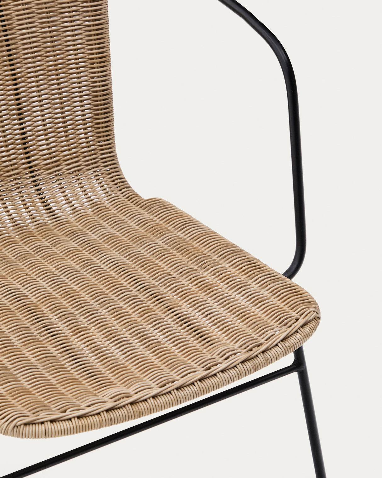 Stapelbarer Stuhl Eltiera aus synthetischem Rattan mit Struktur und Armlehnen aus schwarzem Stahl - ZEN ZONE Furniture