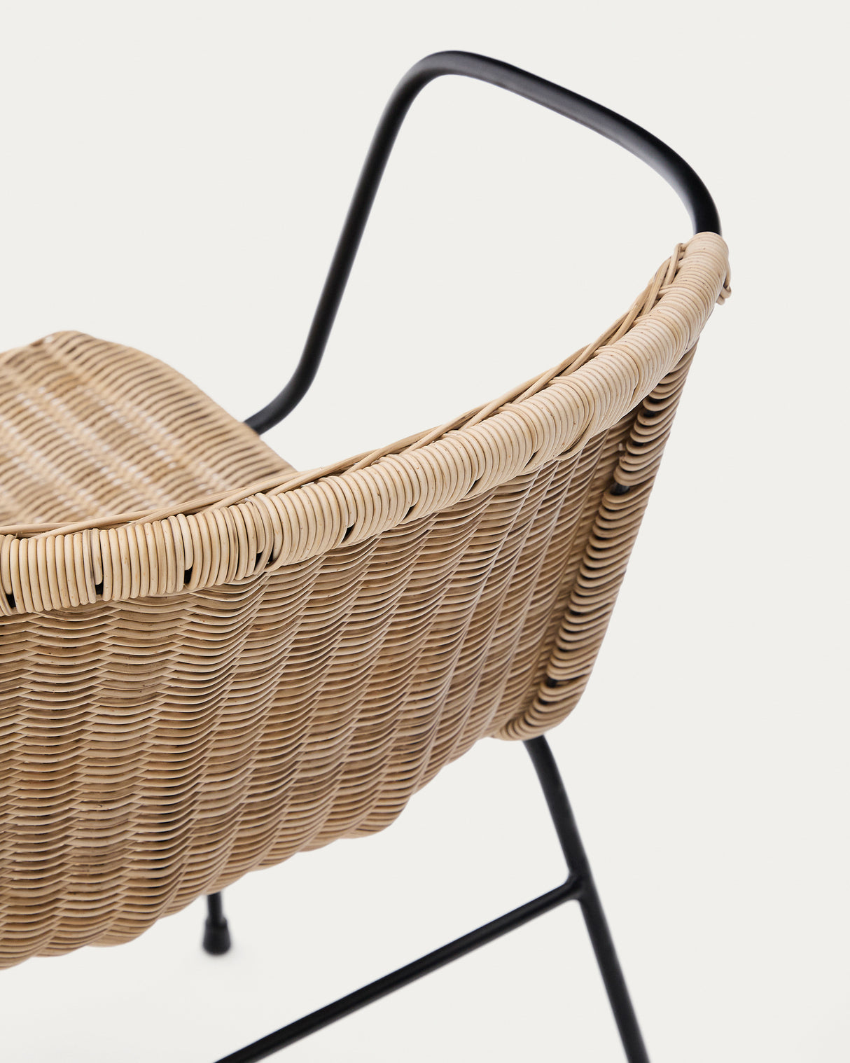 Stapelbarer Stuhl Eltiera aus synthetischem Rattan mit Struktur und Armlehnen aus schwarzem Stahl - ZEN ZONE Furniture