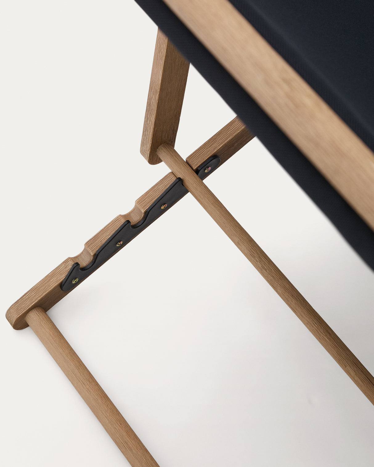 Klappbarer Outdoor-Liegestuhl Vilara in Schwarz aus massivem Akazienholz FSC 100% - ZEN ZONE Furniture