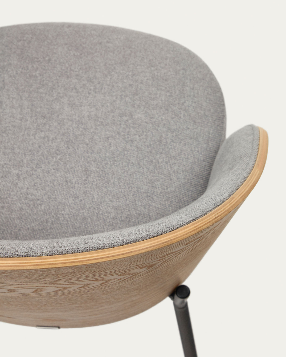 Eamy Stuhl hellgrau Eschenfurnier mit natürlichem Finish und Metall in Schwarz - ZEN ZONE Furniture