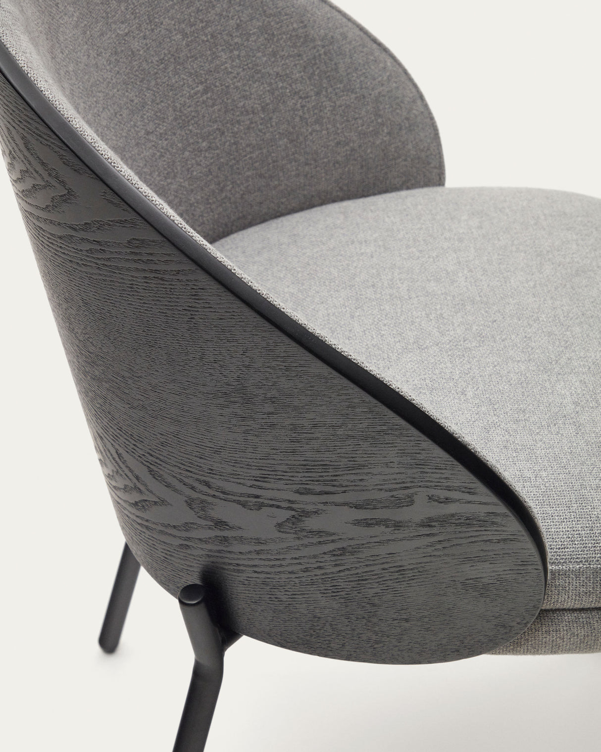 Eamy Stuhl hellgrau Eschenfurnier mit schwarzem Finish und Metall in Schwarz - ZEN ZONE Furniture