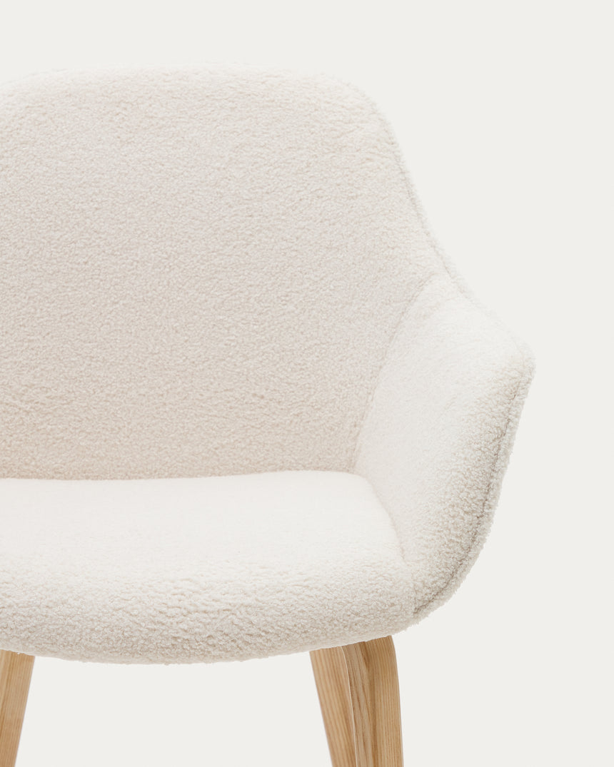 Aleli Stuhl mit Bouclé in Weiß Beine aus massivem Eschenholz mit natürlichem Finish - ZEN ZONE Furniture