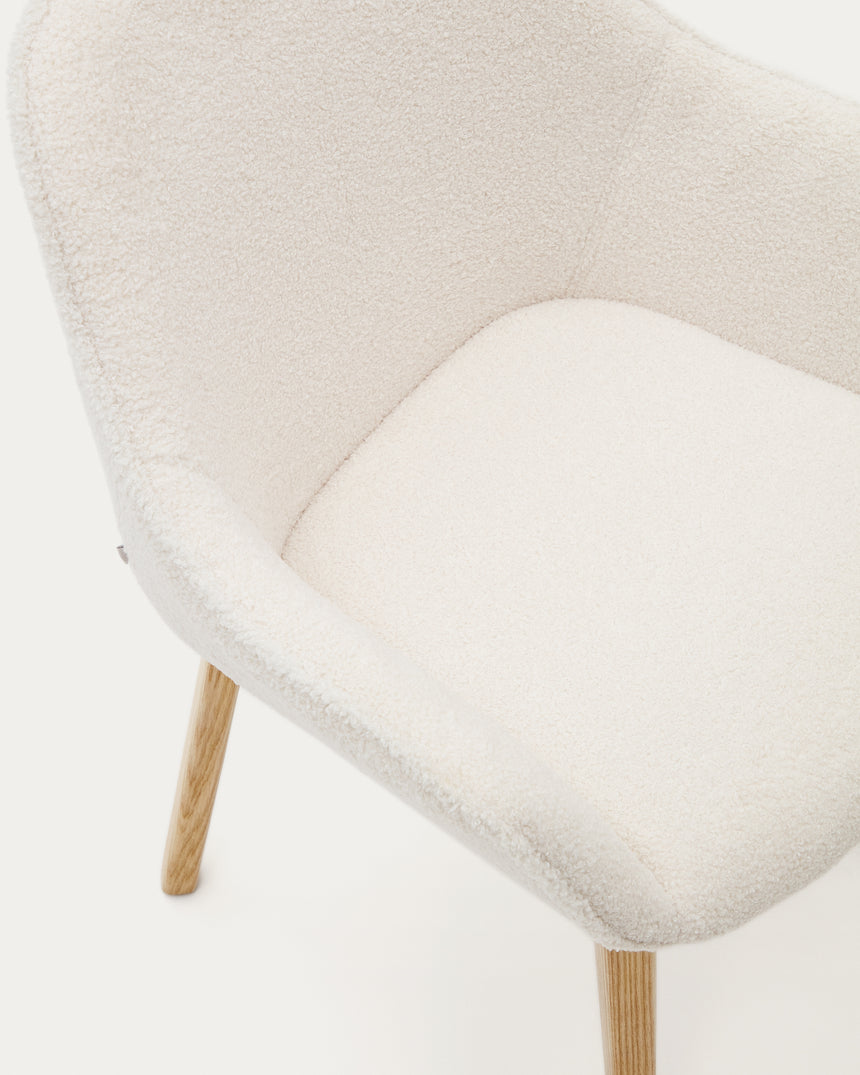 Aleli Stuhl mit Bouclé in Weiß Beine aus massivem Eschenholz mit natürlichem Finish - ZEN ZONE Furniture