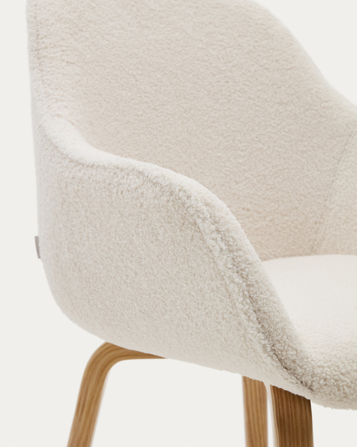 Aleli Stuhl mit Bouclé in Weiß Beine aus massivem Eschenholz mit natürlichem Finish - ZEN ZONE Furniture