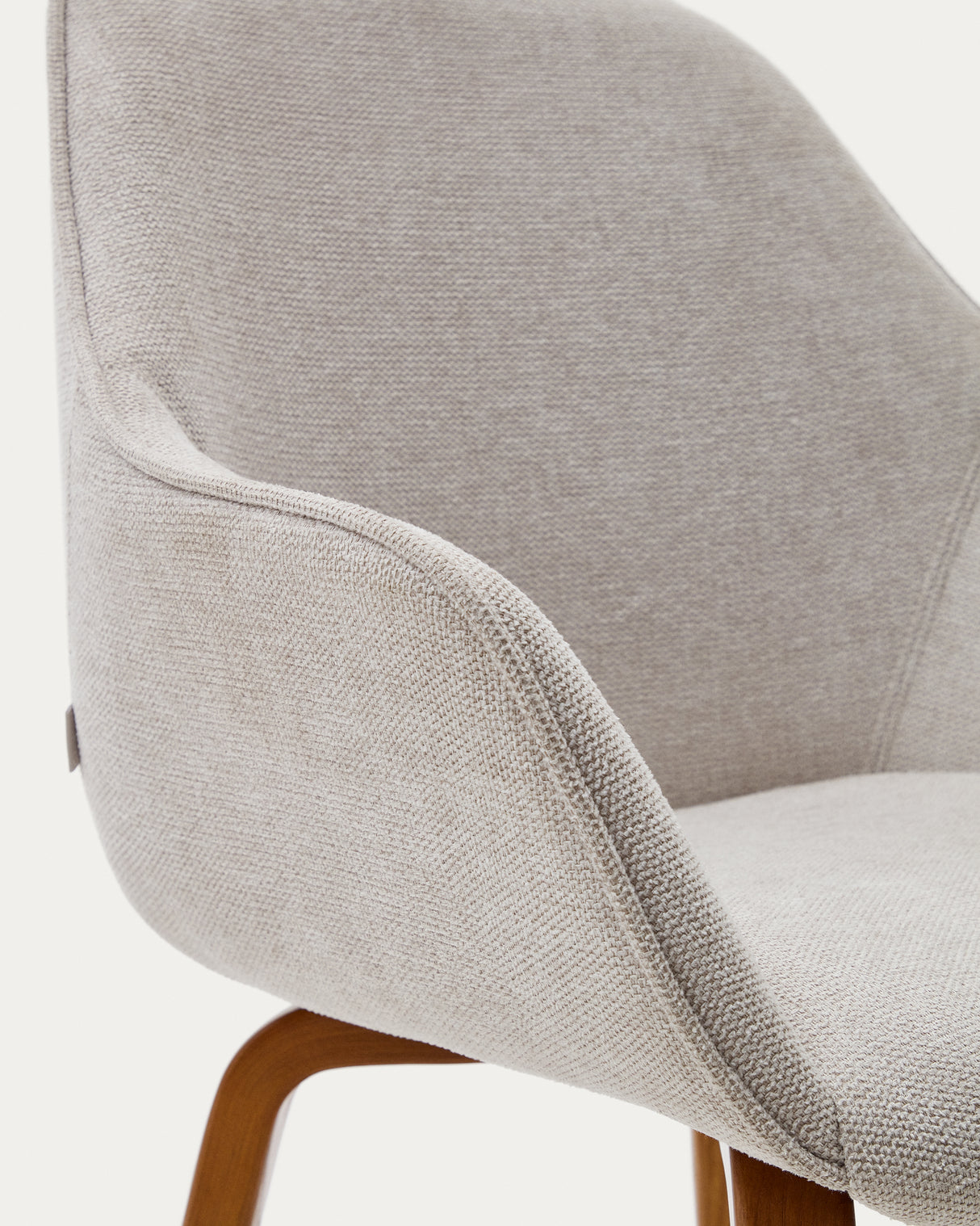 Aleli Stuhl mit Chenille in Beige Beine aus massivem Eschenholz mit Nussholz-Finish - ZEN ZONE Furniture