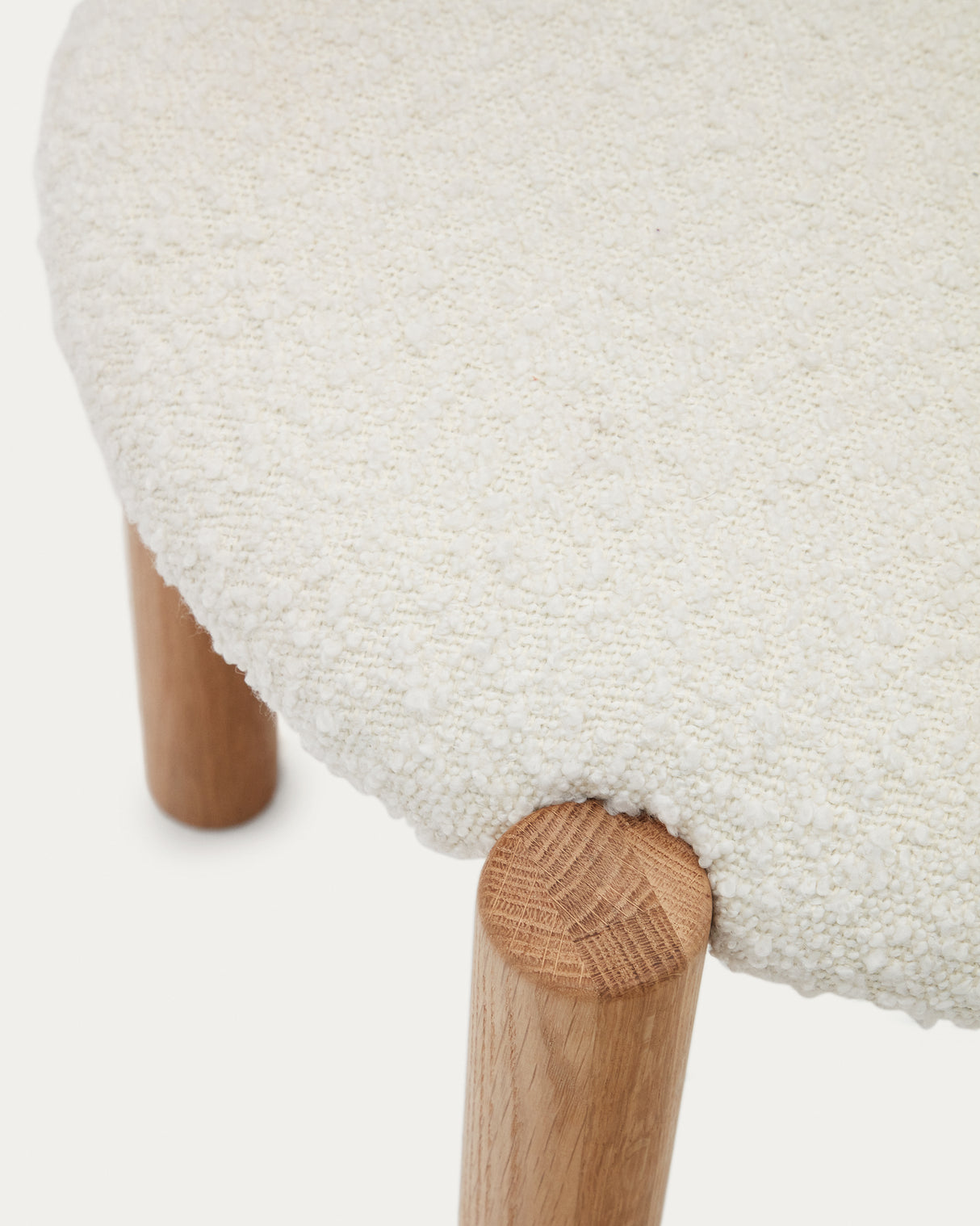Nebai Stuhl aus weißem Bouclé und massivem Eichenholz mit natürlichem Finish - ZEN ZONE Furniture