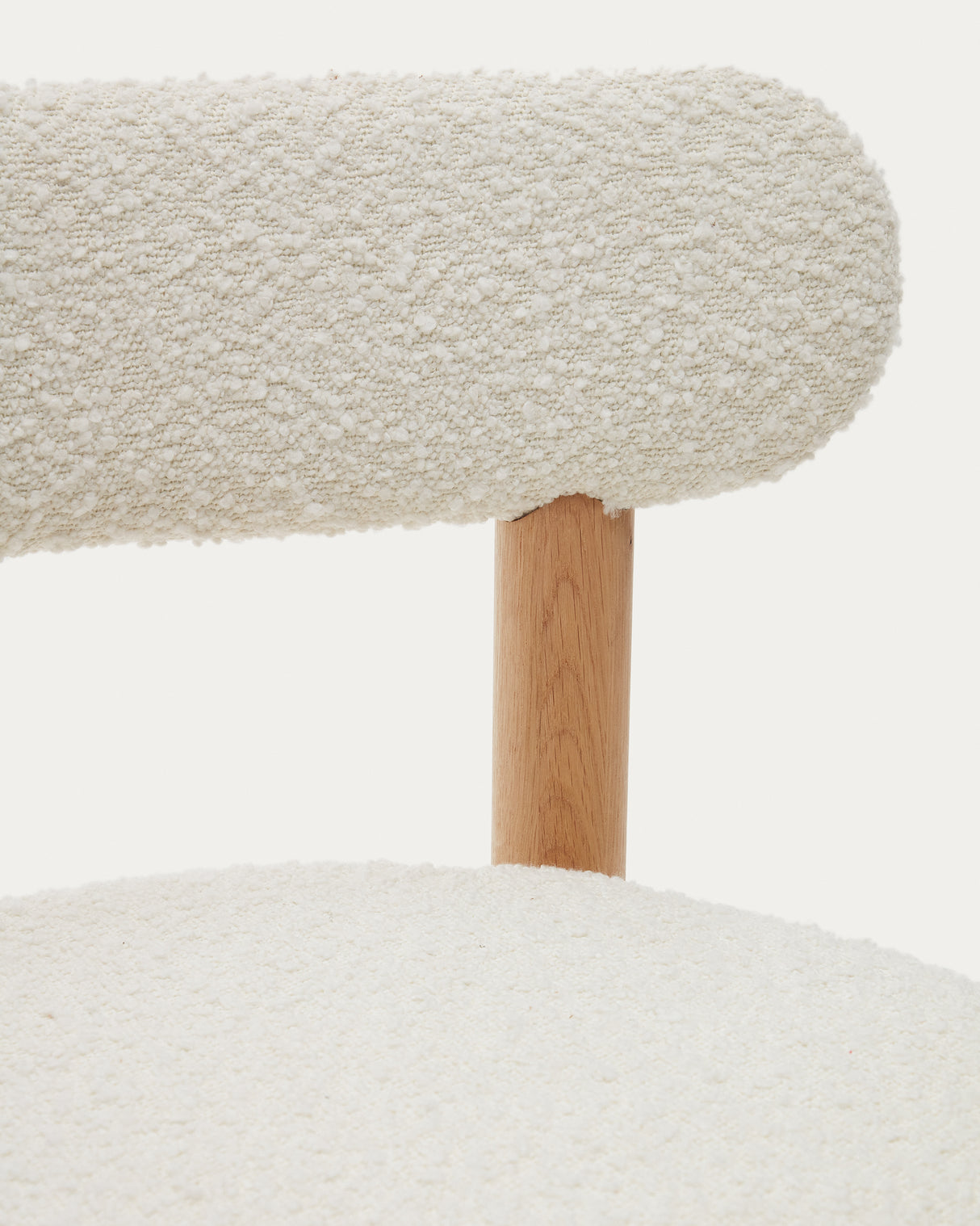 Nebai Stuhl aus weißem Bouclé und massivem Eichenholz mit natürlichem Finish - ZEN ZONE Furniture