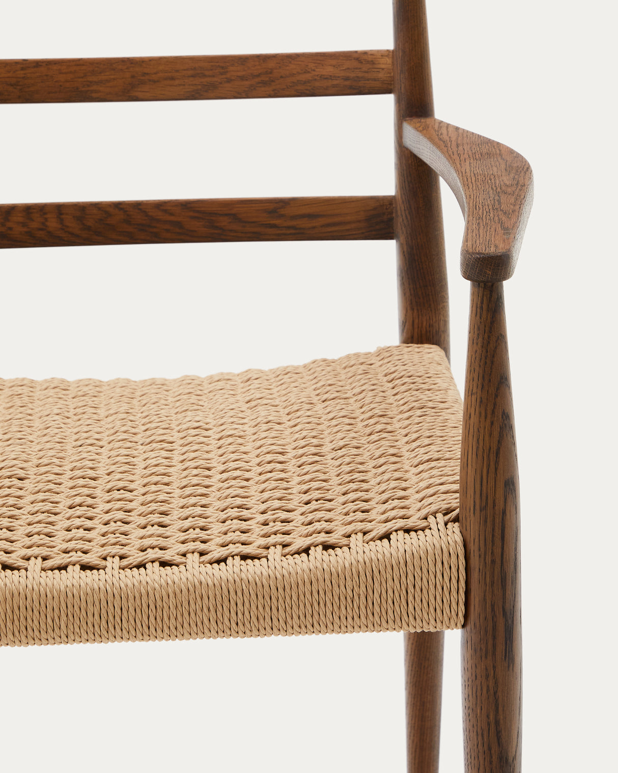 Analy Stuhl mit Armlehnen aus massivem Eichenholz, Nussbaum-Finish, Seilsitz 100% FSC - ZEN ZONE Furniture